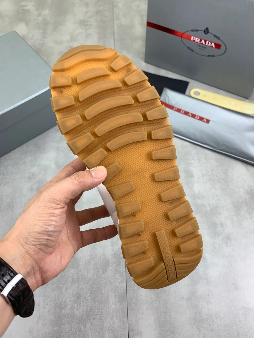 Men's shoes 💰P540 new (higher version) new PRADA (Prada) classic models are on the market at the same time, new men's shoes, 😘fabrics are selected from original imported calfskin. First layer of imported cowhide lining. The original version is awesome! 👍🏿Original open-molded non-slip PU outsole, with exquisite lines, simple and elegant, super comfortable and classy on foot, suitable for leisure travel. Code number: 38-45 (46 customized) 4️⃣ colors available